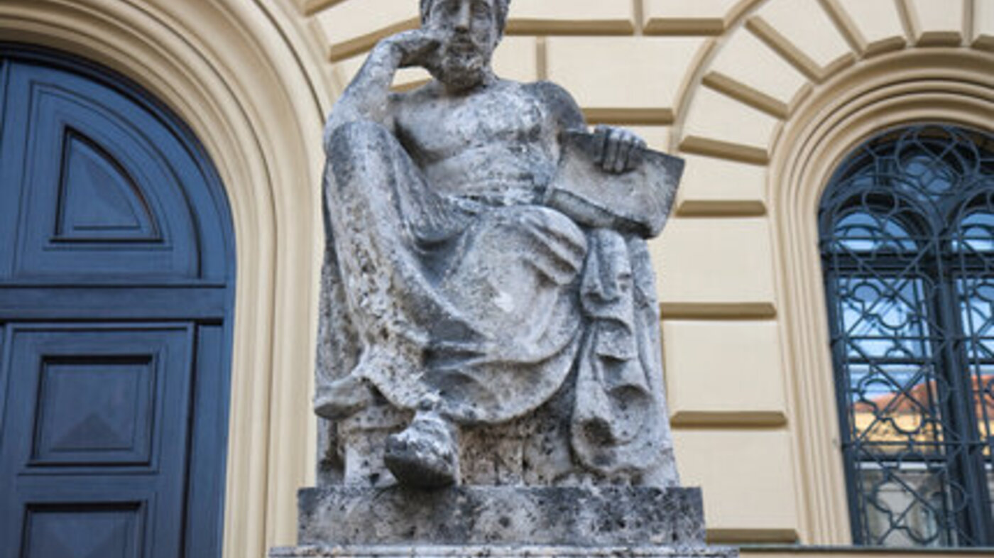 Bildet viser en statue av Hippokrates