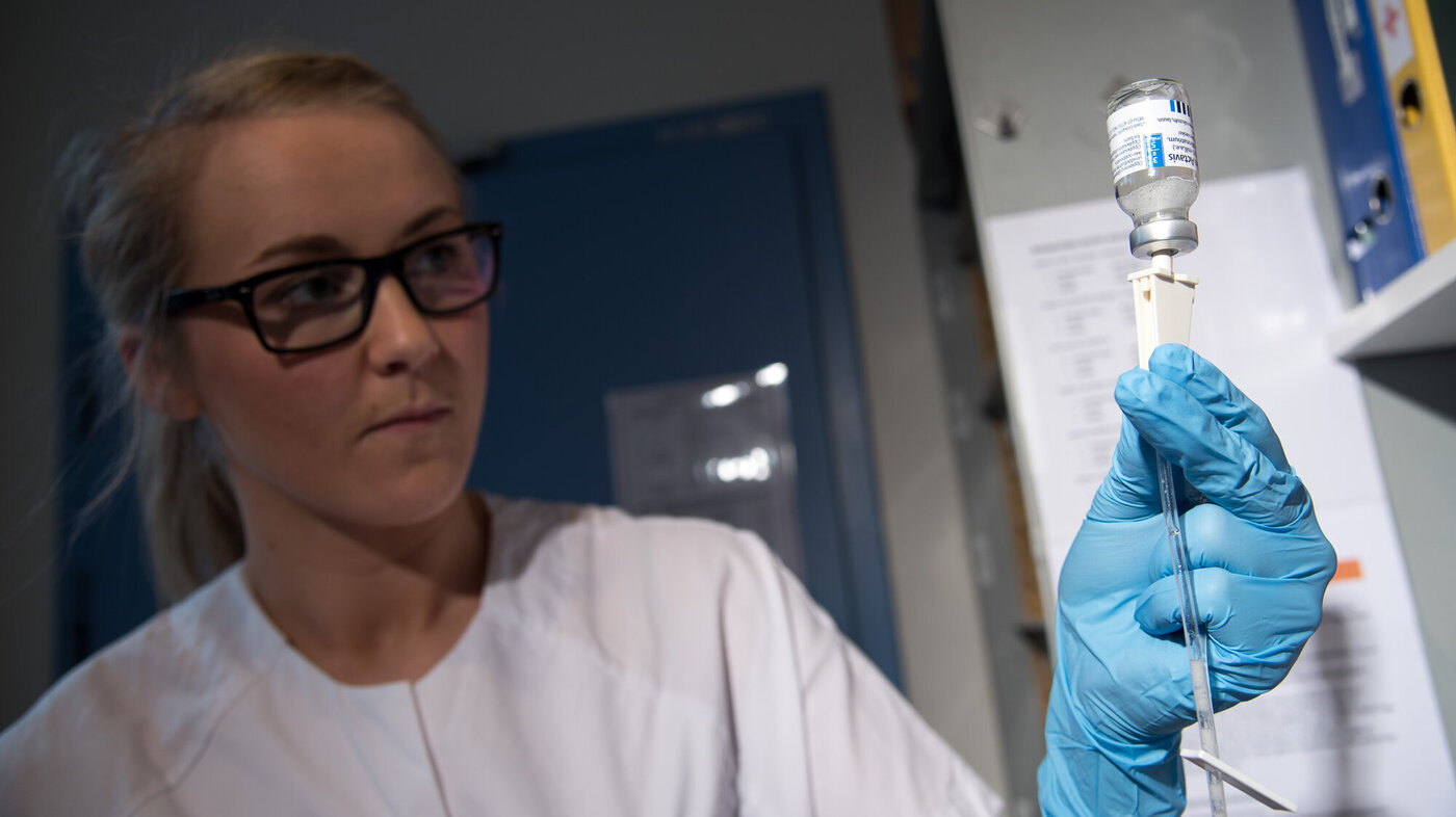 Bildet viser Sara Kristoffersen som klargjør antibiotika til infusjon.
