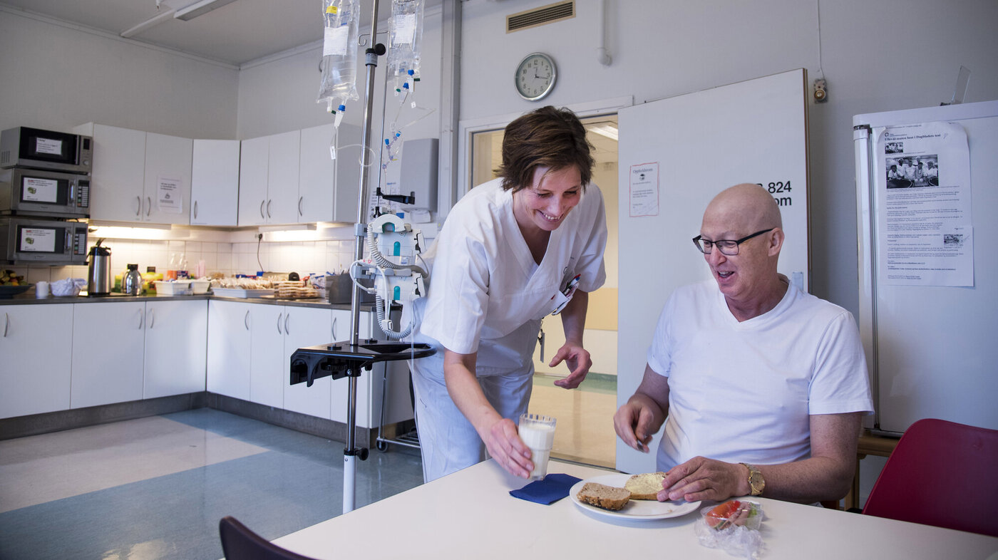 Per-Morten Foss får mat servert på Radiumhospitalet
