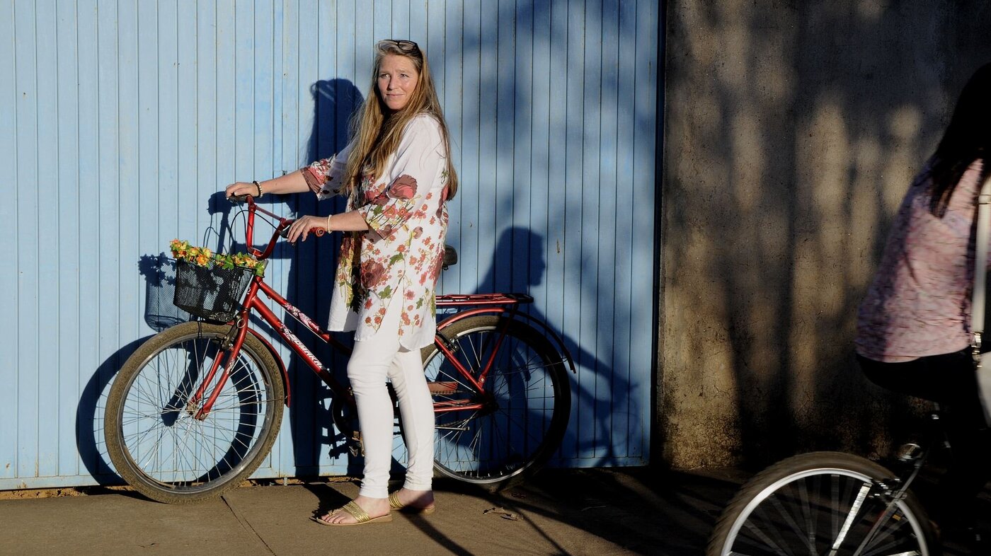 Bildet viser Anna Verwaal med en sykkel foran en blå vegg.