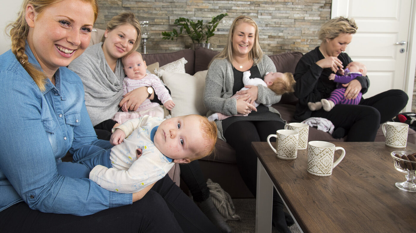 Bildet viser An-Magritt T. Ryste, Stina Nakken Berg, Jeanett A. Norshus og Karianne Thomassen med hver sin baby i fanget.