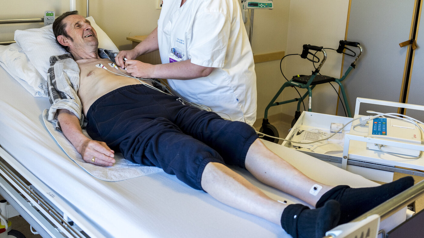 Bildet viser Birte Marten Oswald som tar EKG på pasient