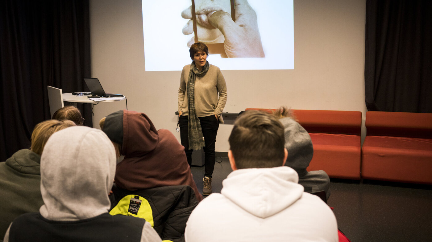 bildet viser Randi Elisabeth Olsen som snakker foran en gruppe ungdom
