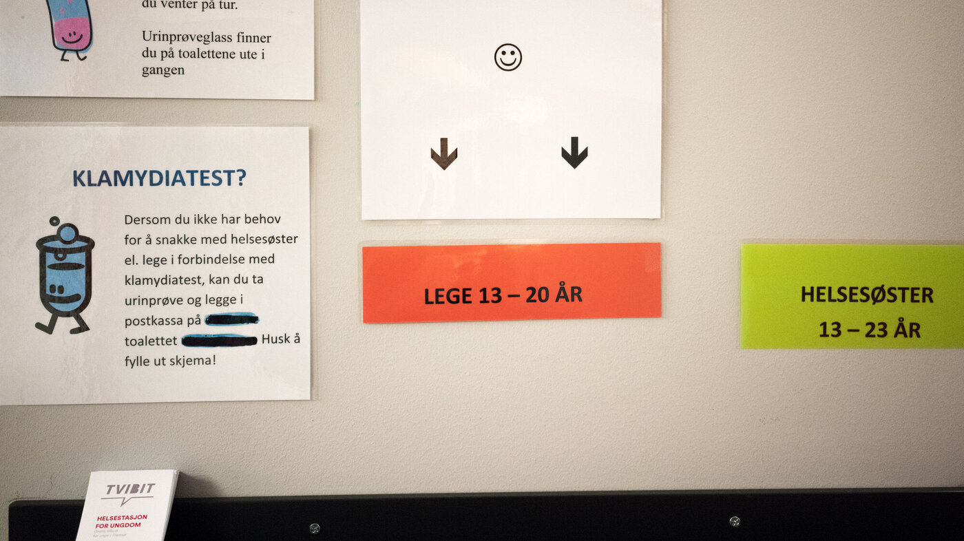 bildet viser plakat på helsestasjon for ungdom