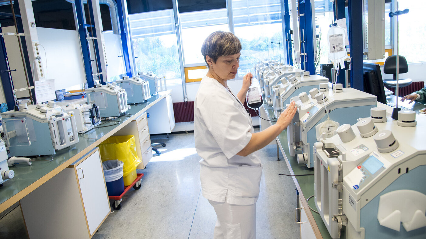 Bildet viser en bioingeniør som passer på separeringsmaskinene.