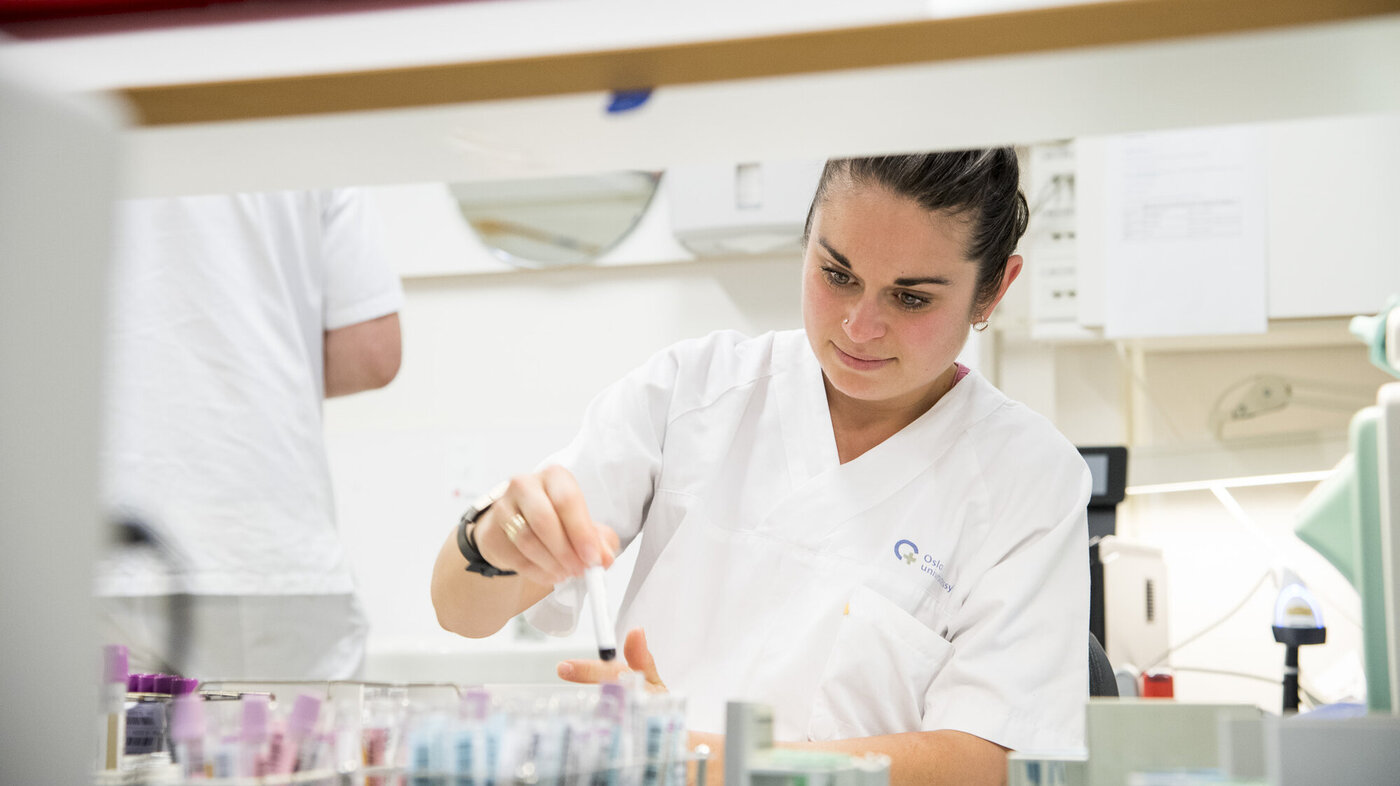 Bildet viser bioingeniør Emina H. Kalic som holder i et glass med blod.