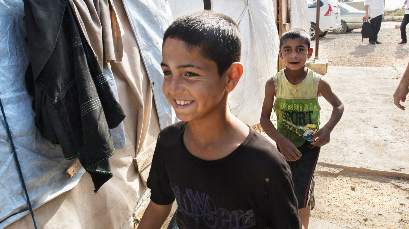 Syriske gutter i flyktningleir i Libanon.