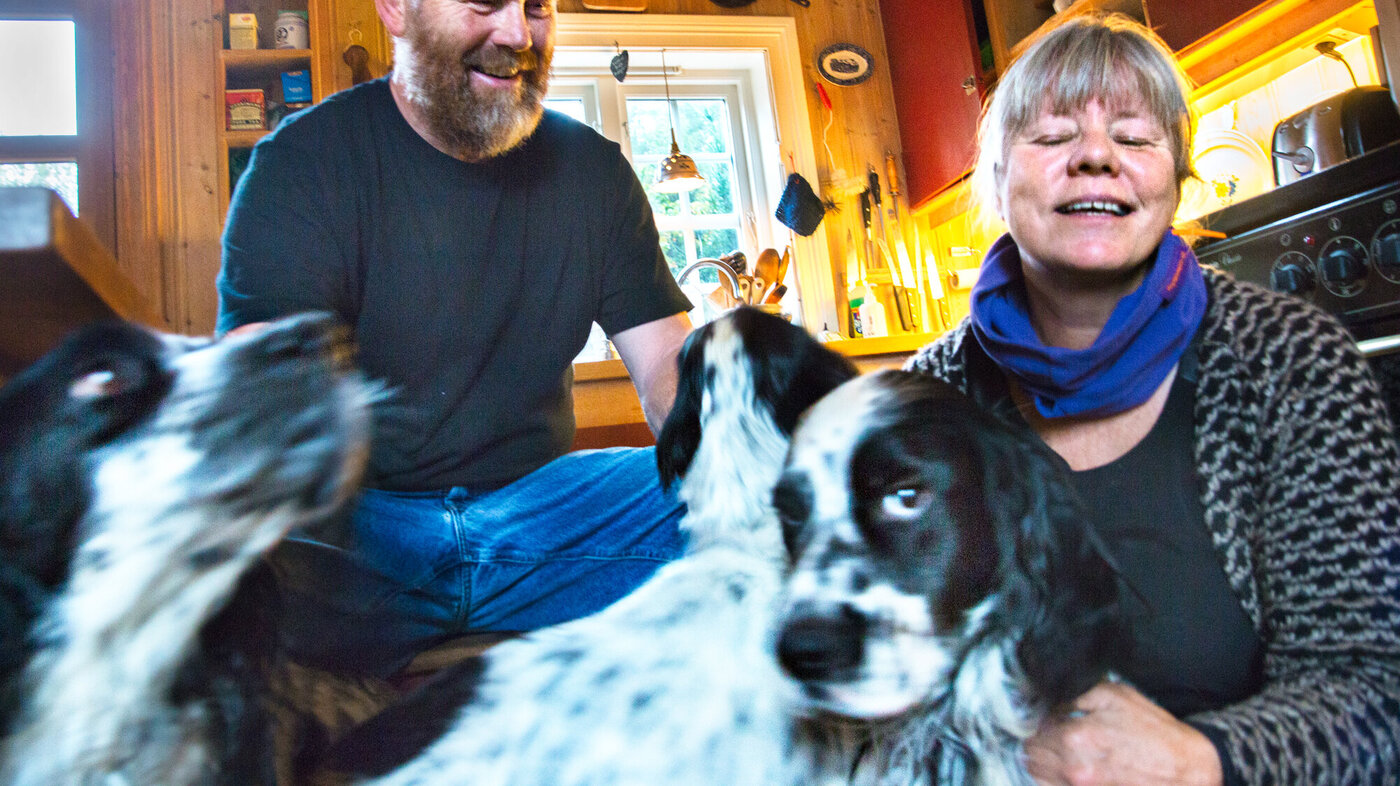 Astrid Rønsen med mannen Jan Tore og deres tre hunder.