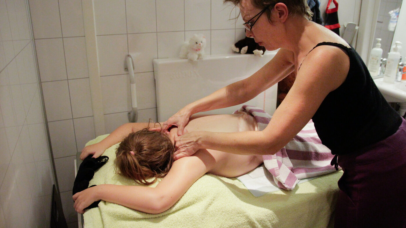 Bildet viser Emma som får massasje av Ina