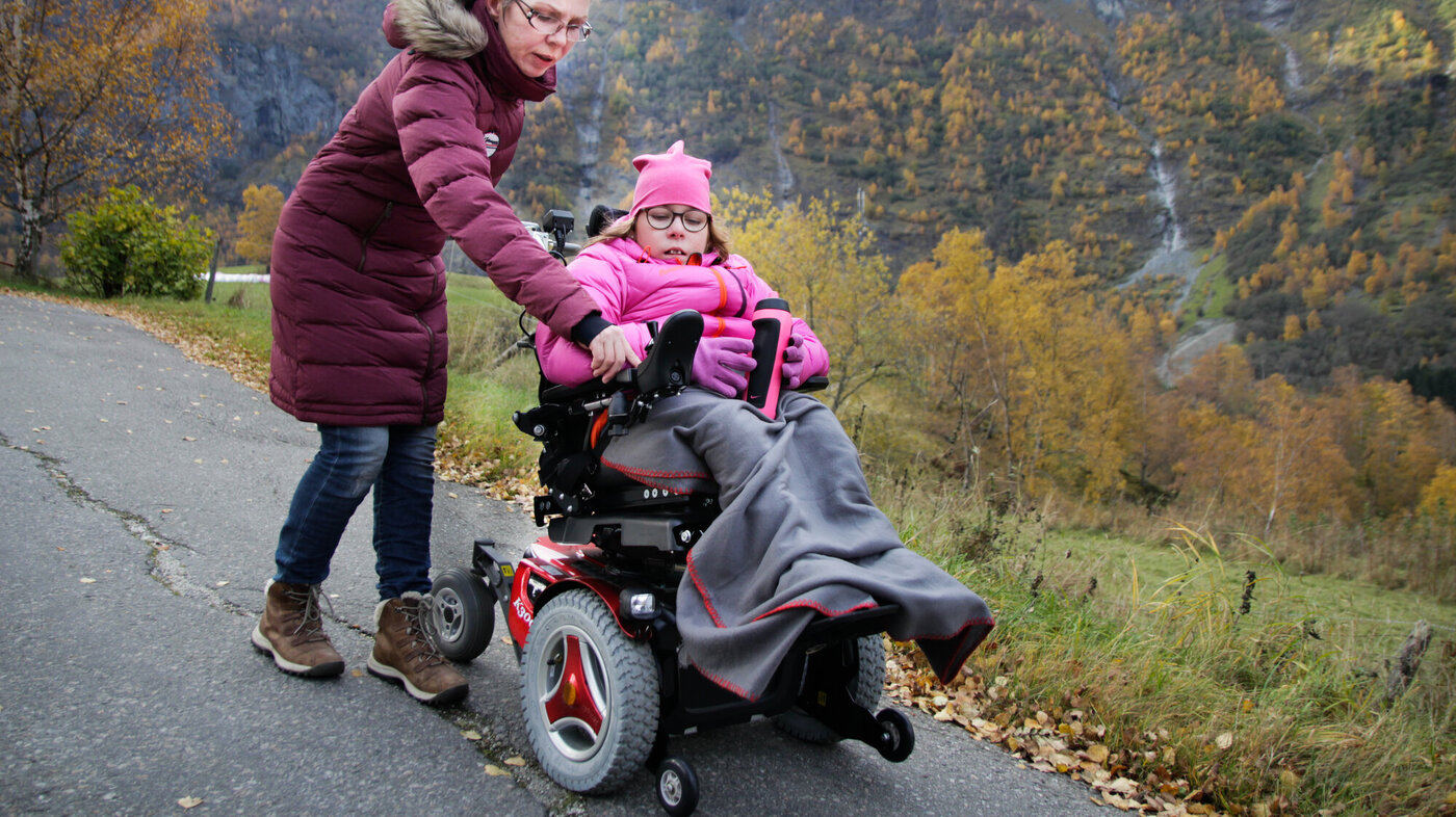 Ina og Emma på trilletur Bildet viser Ina og Emma på trilletur ute.