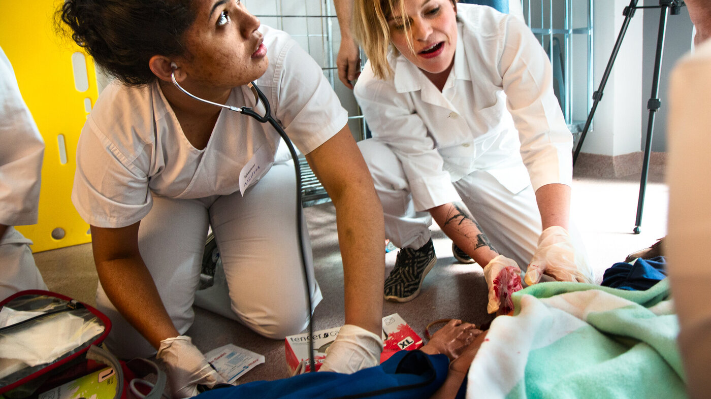 Sykepleier- og legestudenter øver på en akutt situasjon med en dukke som pasient.