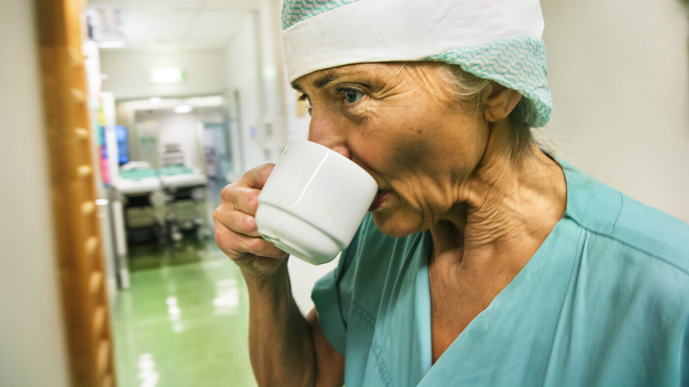 Brigitte Schmidt, anestesisykepleier, drikker kaffe