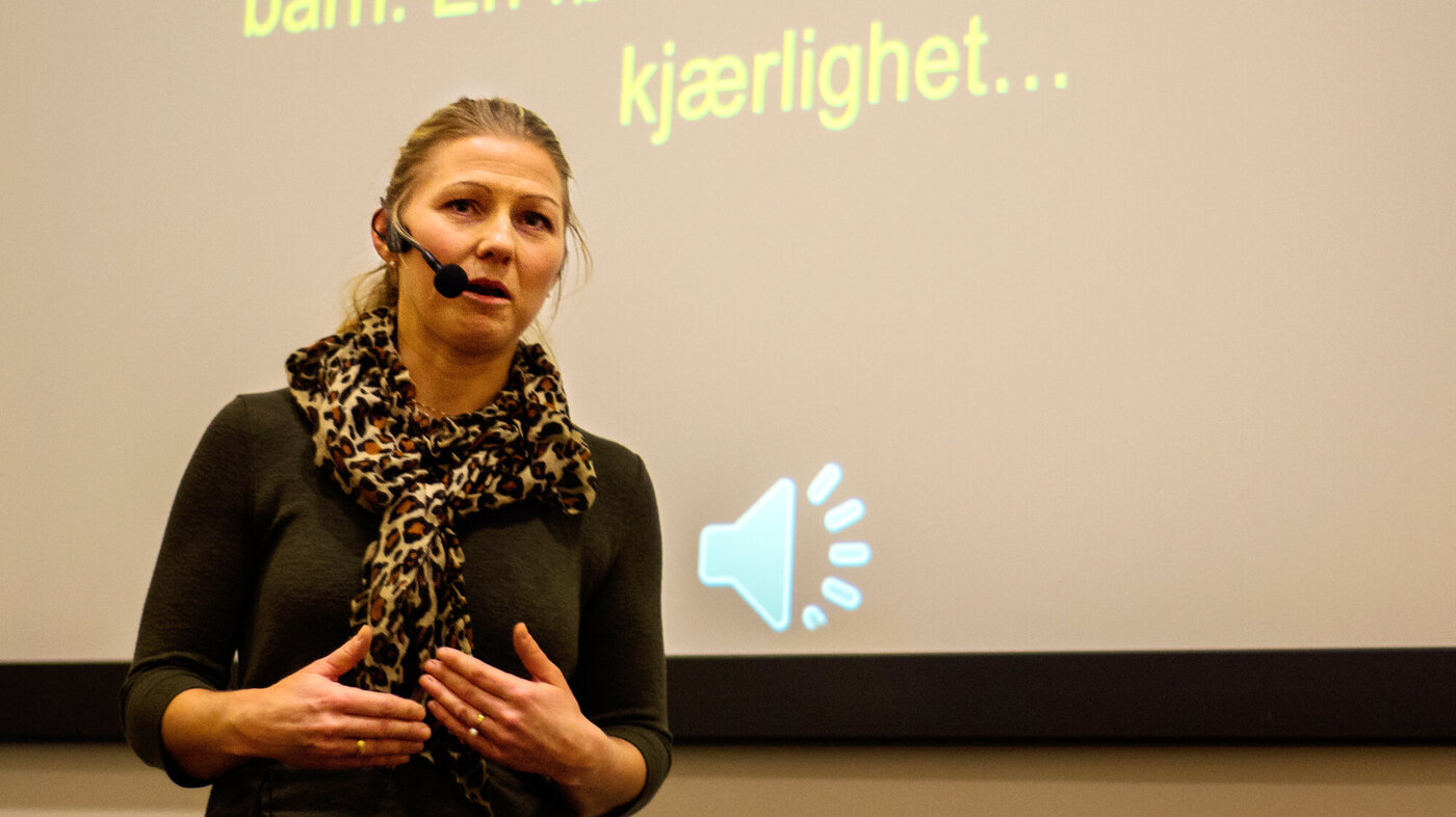 Bildet viser Helene Tønnefoss-Tærnqvist som holder foredrag for jordmorstudenter.