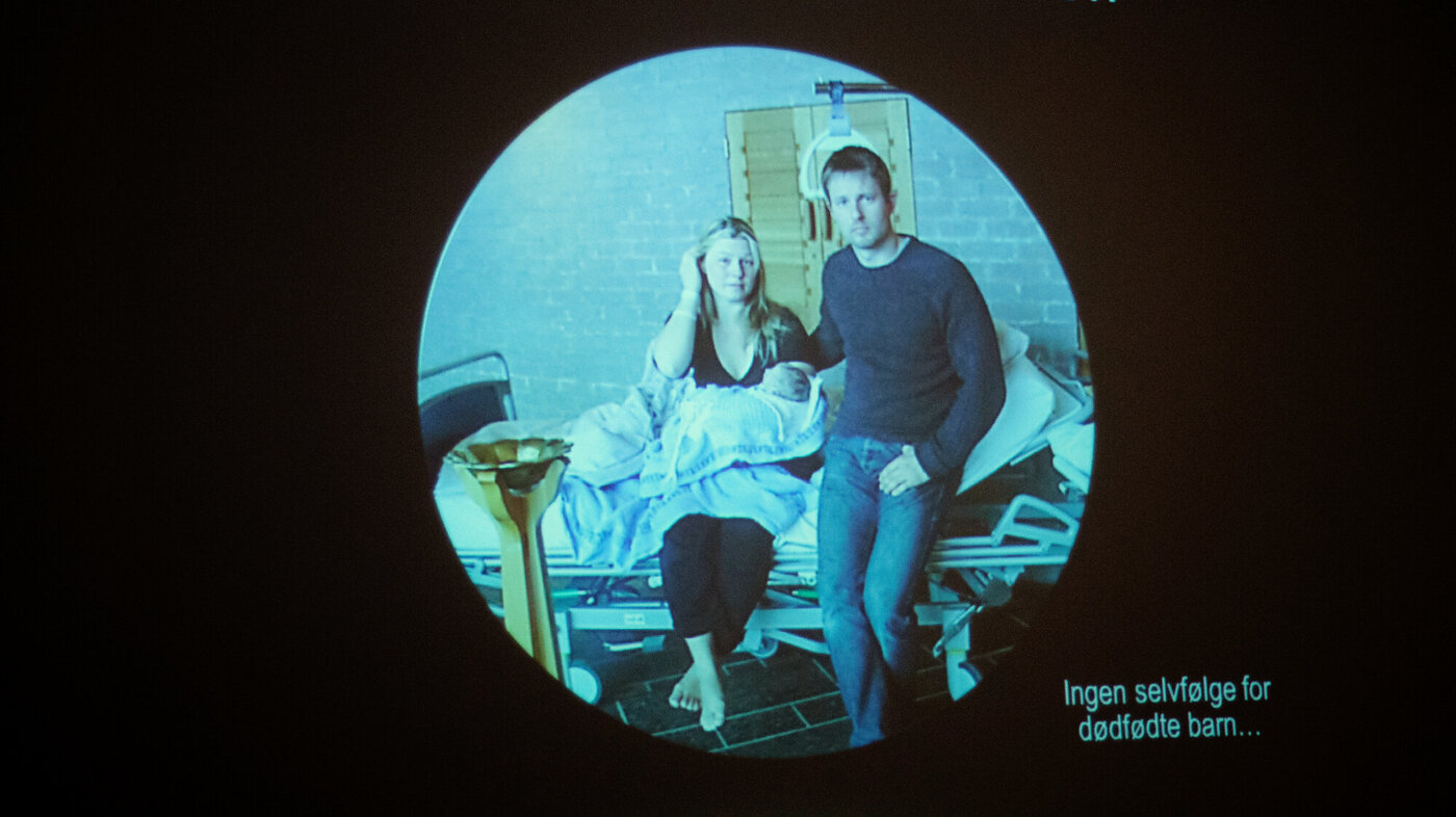 Bildet viser en powerpoint med bilde av Helene Tennefoss-Tørnqvist og mannen med Morgan i armene.