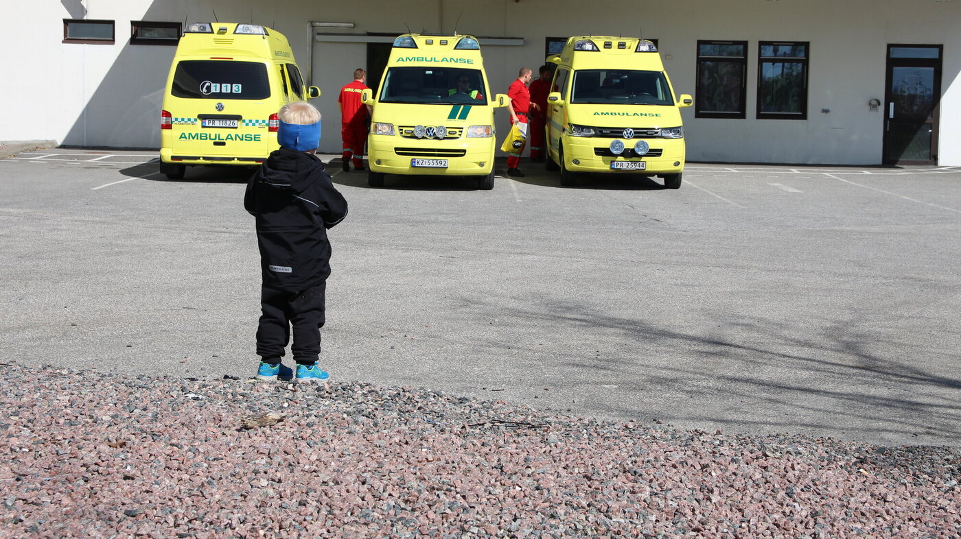 Sebastian ser på tre gule ambulanser