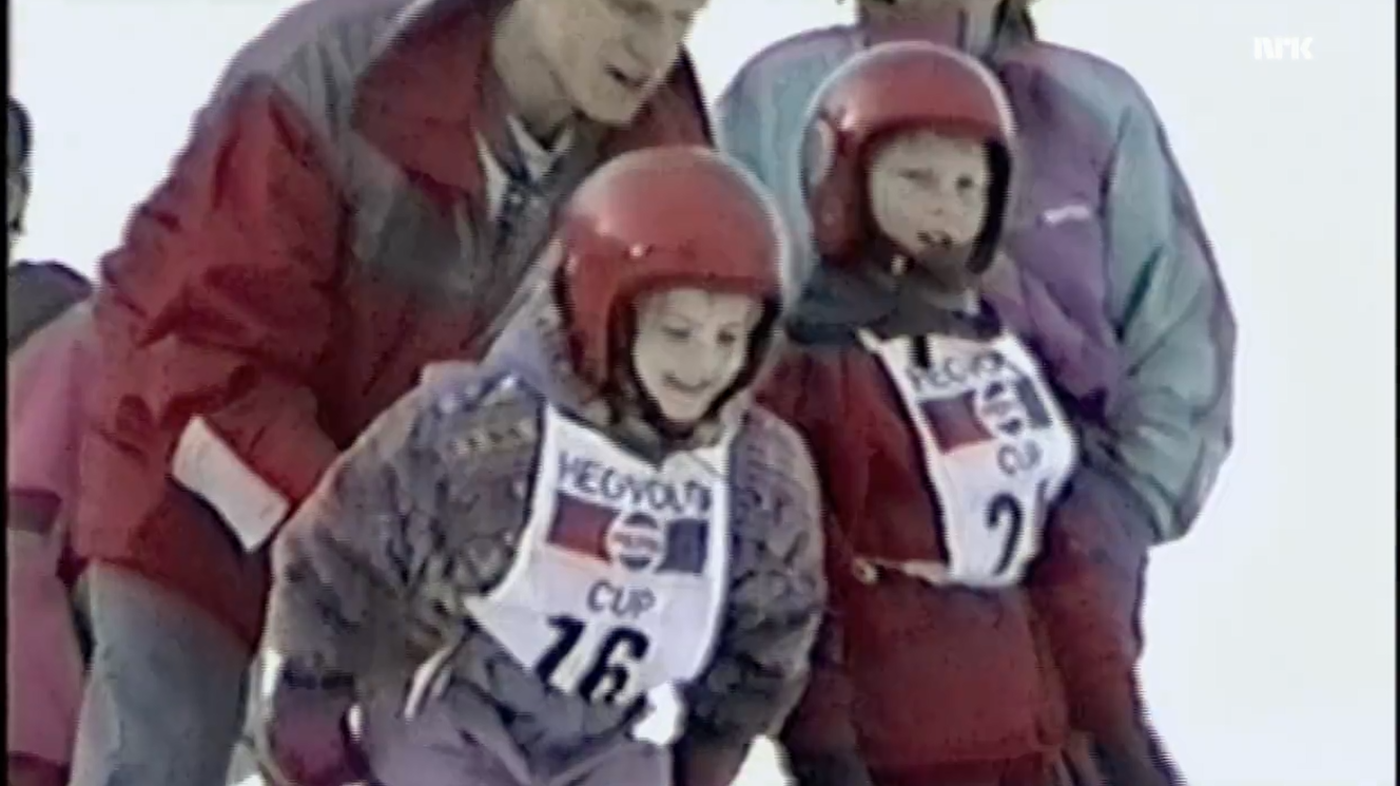 Bildet viser Anette Sagen som liten som hopper på ski.