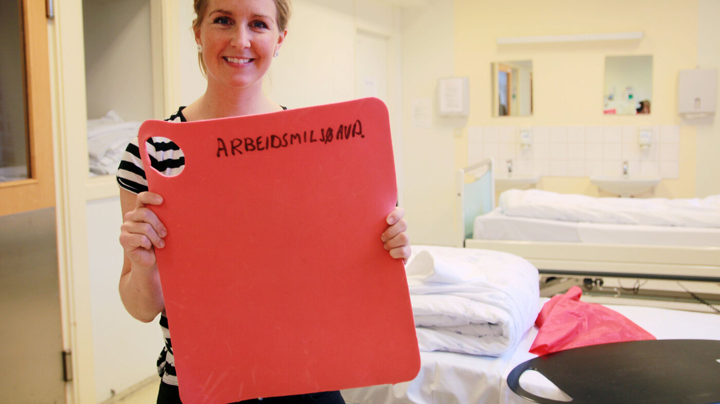 Bildet viser bedriftsfysioterapeut Anne Aschehoug Loftu som viser frem en antisklimatte.