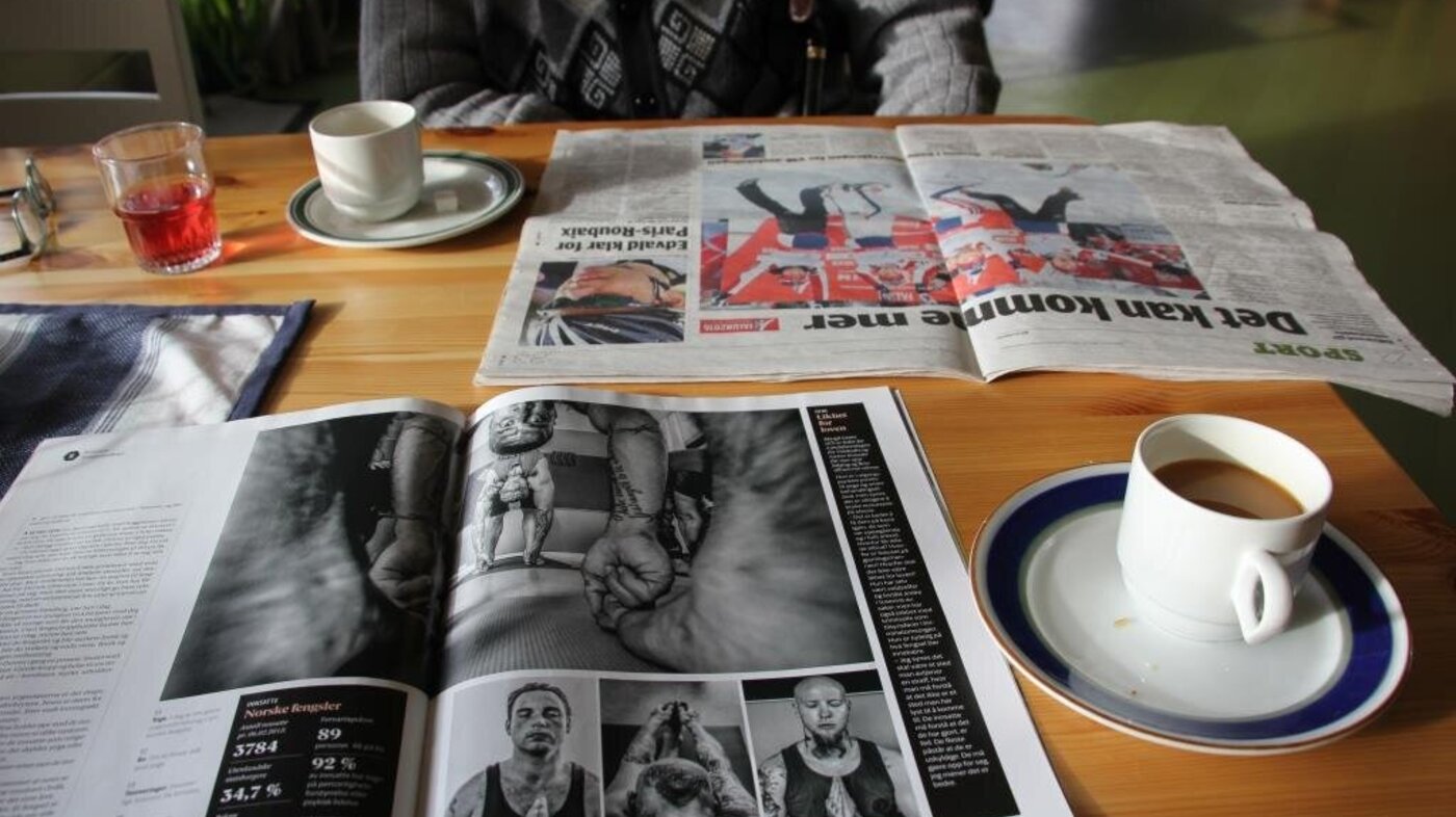 Bilde av avisoppslag som ligger på stuebordet