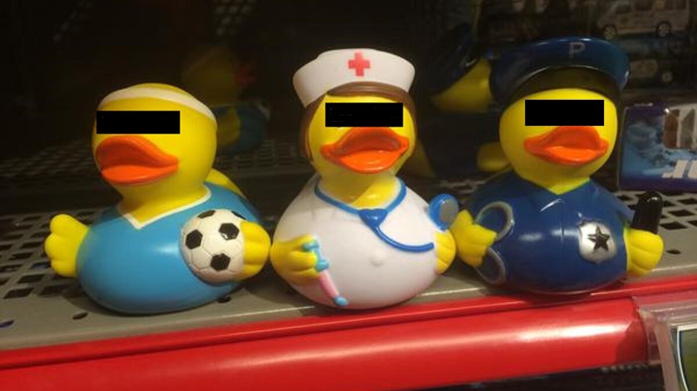 Bildet viser tre badeender i henholdsvis fotballdrakt, sykepleieruniform og politiuniform. Øynene er sensurert.