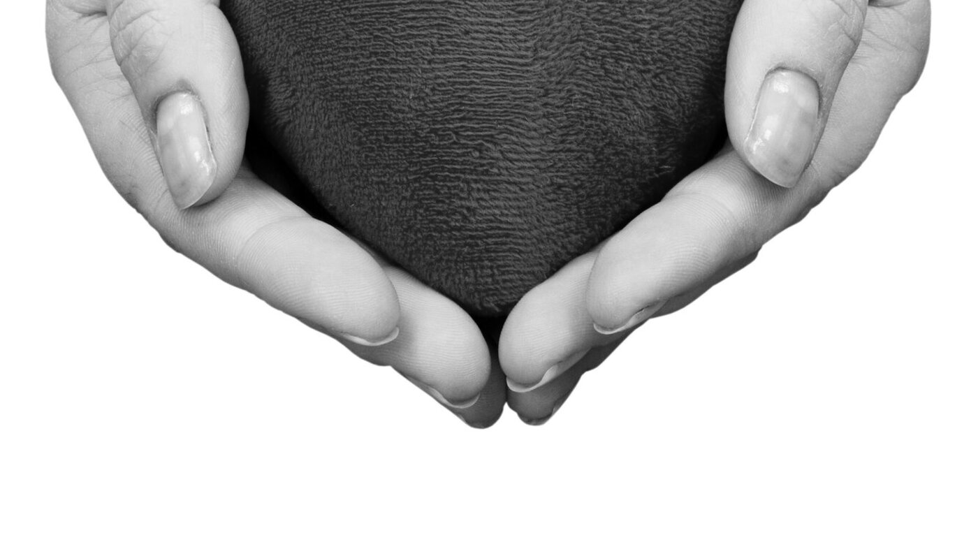 Illustrasjonsfoto av hender som holder frem et hjerte
