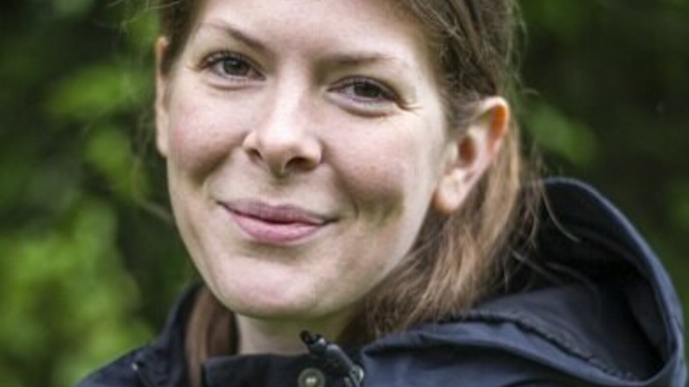 Portrett norsk ung kvinne med mørkt hår, smiler