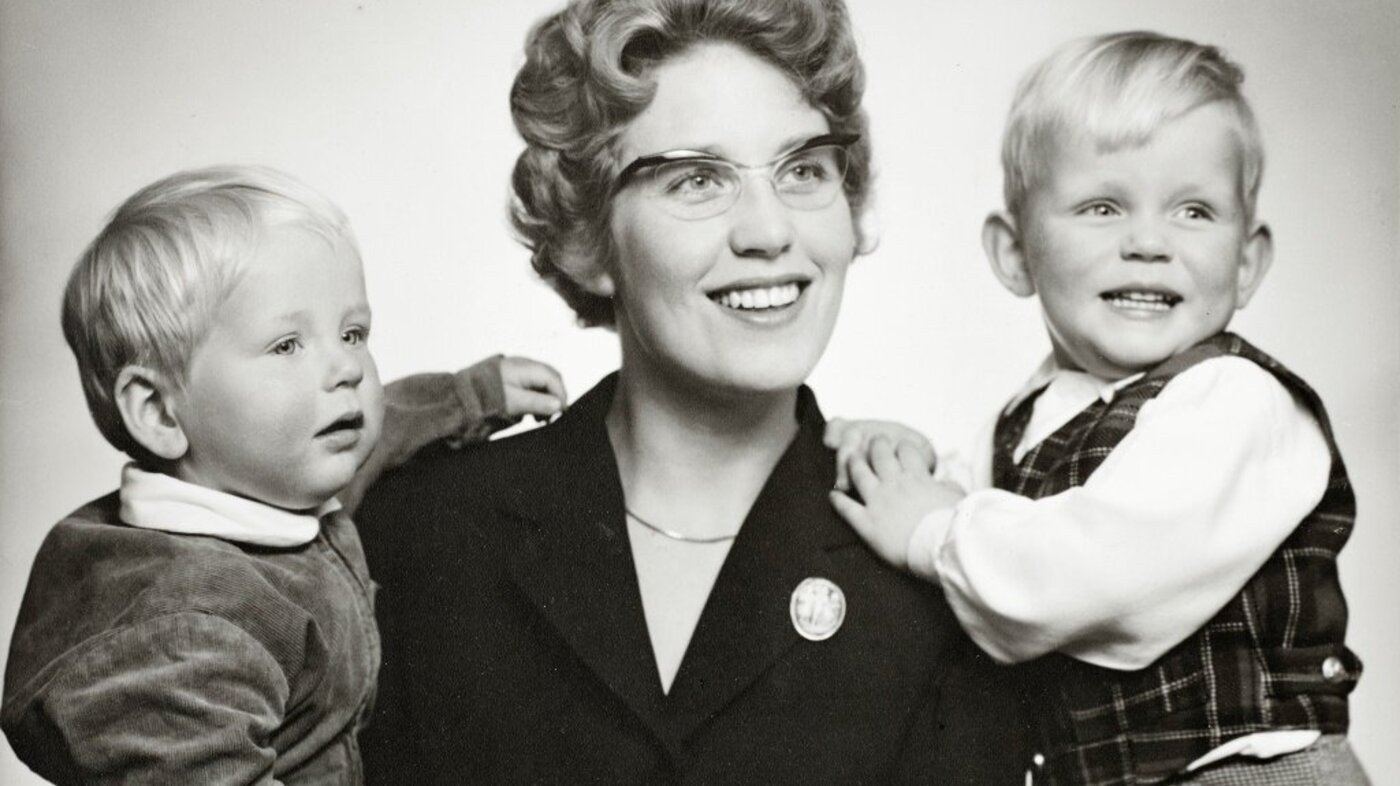 Bildet viser Hanna Marie Gram Dæhlen sammen med to av guttene sine.