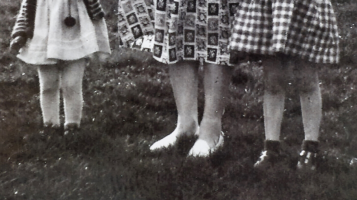 Bildet viser Johanne Richardsen med sine to døtre i flotte kjoler.