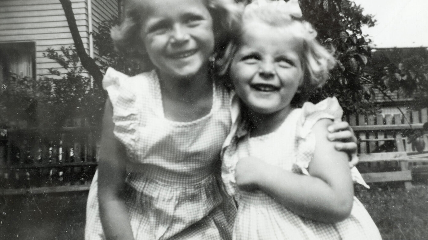 Bildet viser Vivian Mathilde Aasendens to døtre på 1940-tallet.