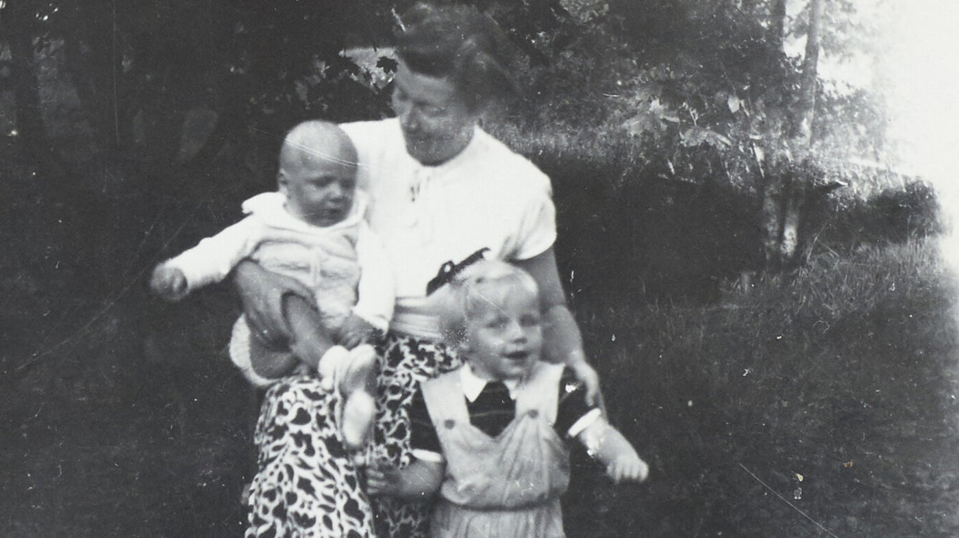 Bildet viser Agnes Gustavson som ung med et barn på fanget og det andre stående.