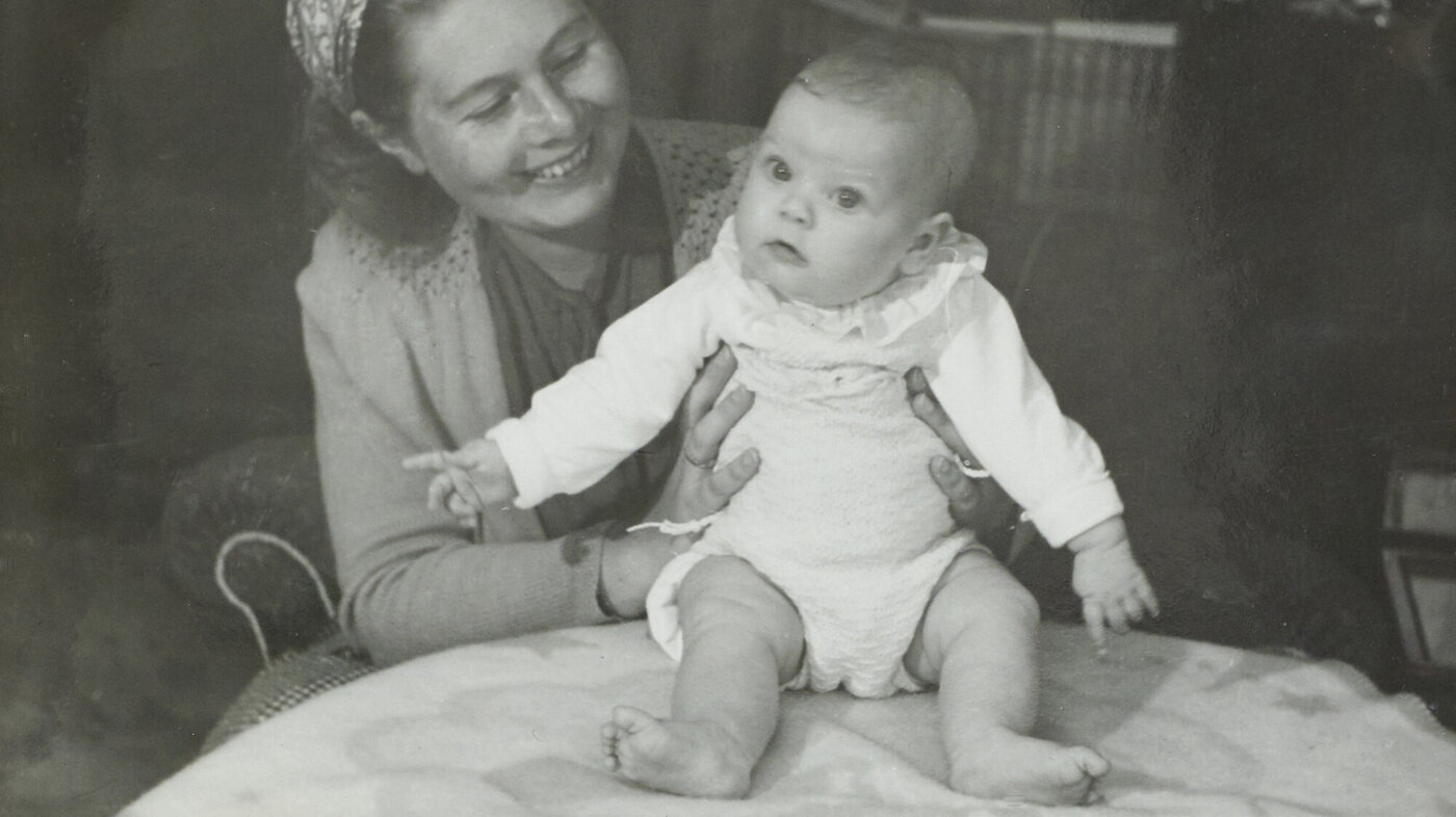 Bildet viser en ung Gerd Husum som holder datteren.