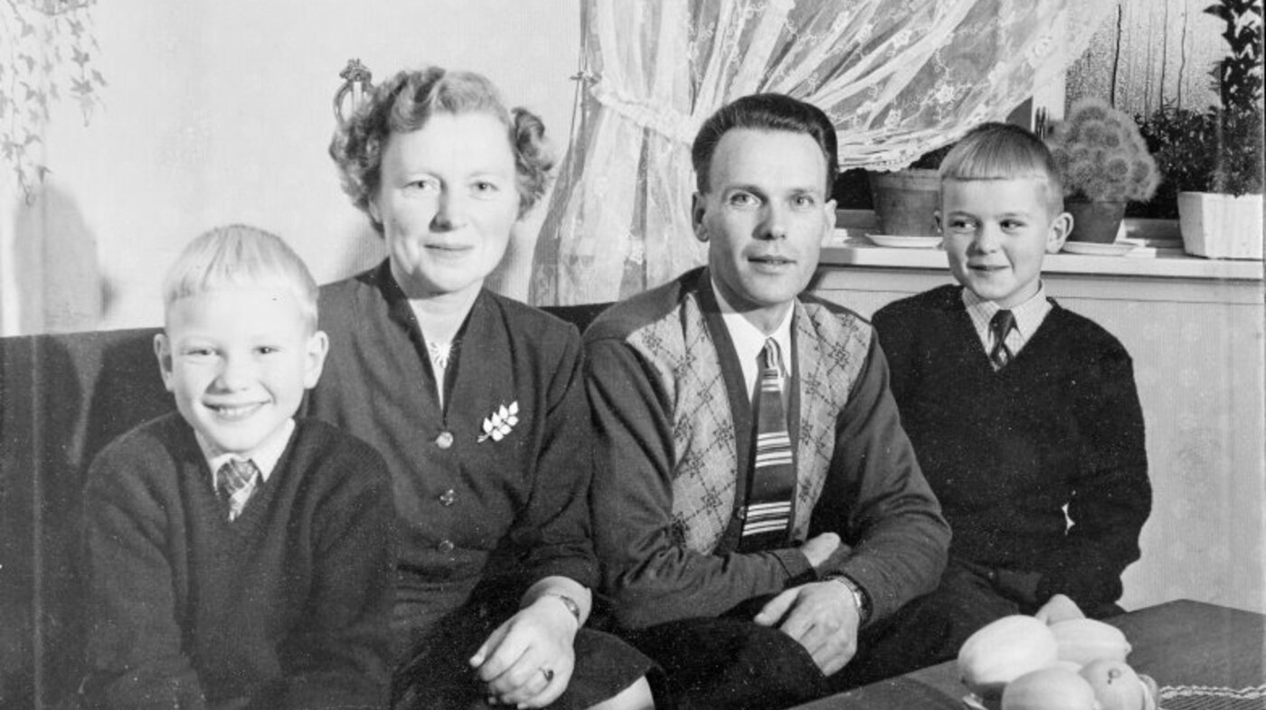 Bildet viser Mina Dorthea Horntvedt med mann og barn på 1950-tallet.