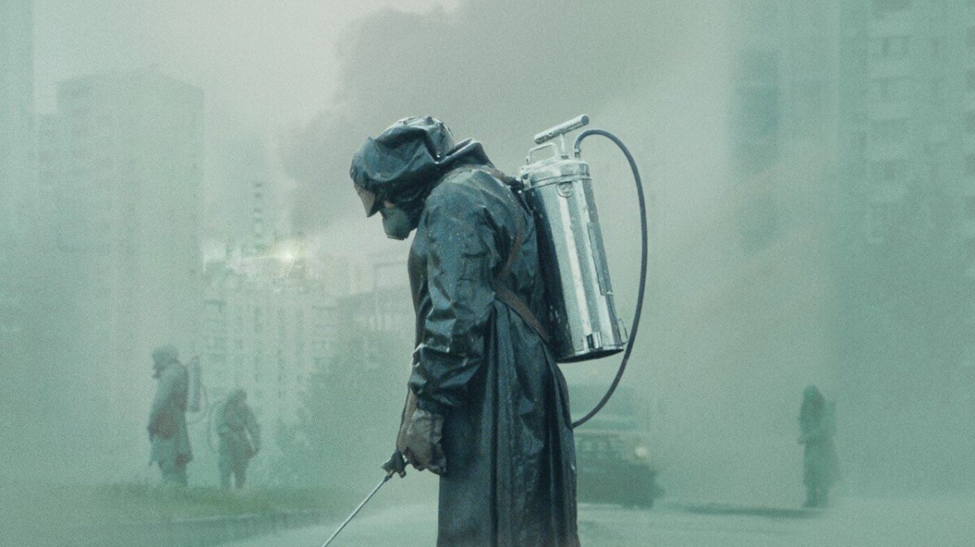 Bildet viser en person med verneutstyr fra TV-serien "Chernobyl" fra HBO.