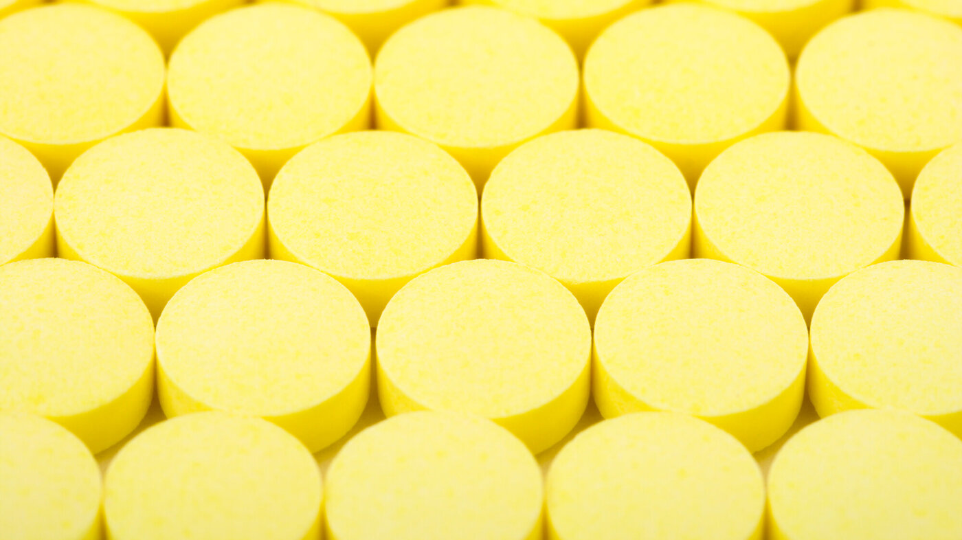 Bildet viser gule piller.