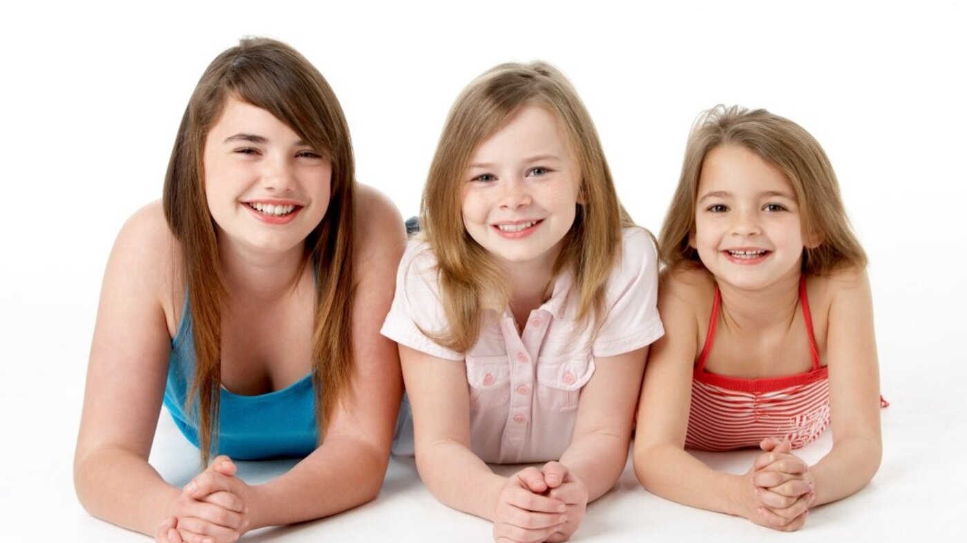 Bildet viser tre jenter i forskjellige aldre.