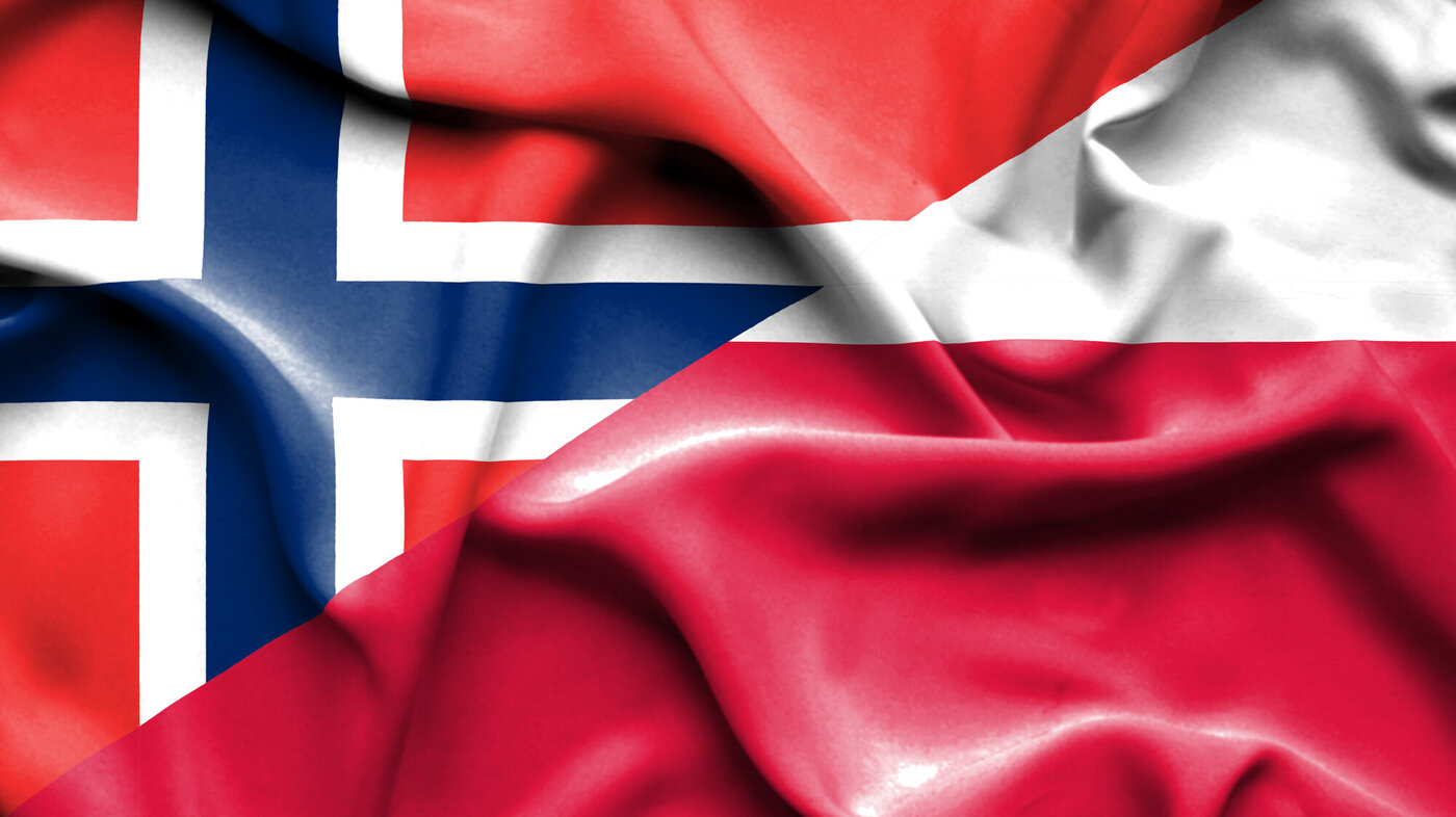 Det norske og det polske flagget satt skrått sammen til ett flagg