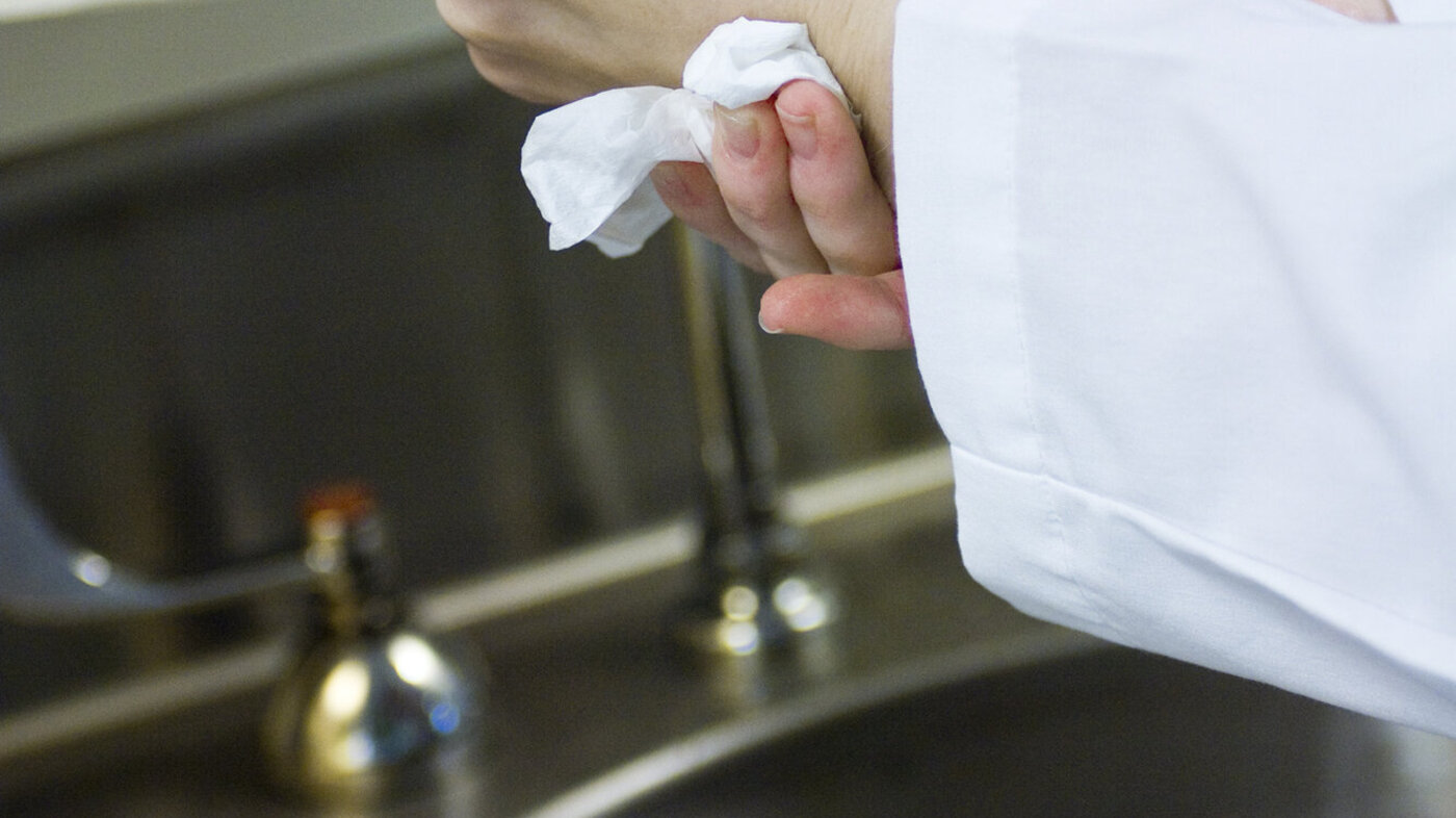 Slurver med håndhygiene ved Universitetssykehuset i Nord Norge.