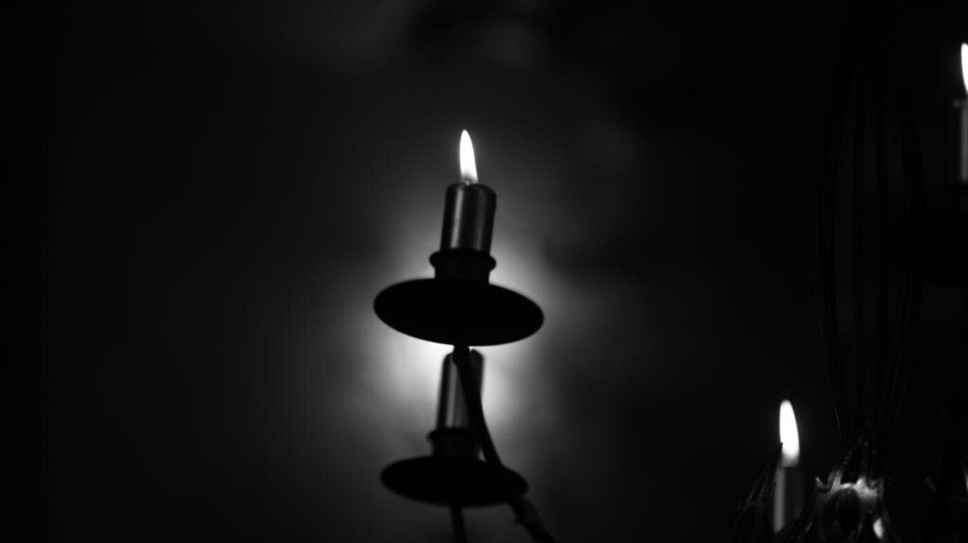 Illustrasjonsfoto av stearinlys som brenner