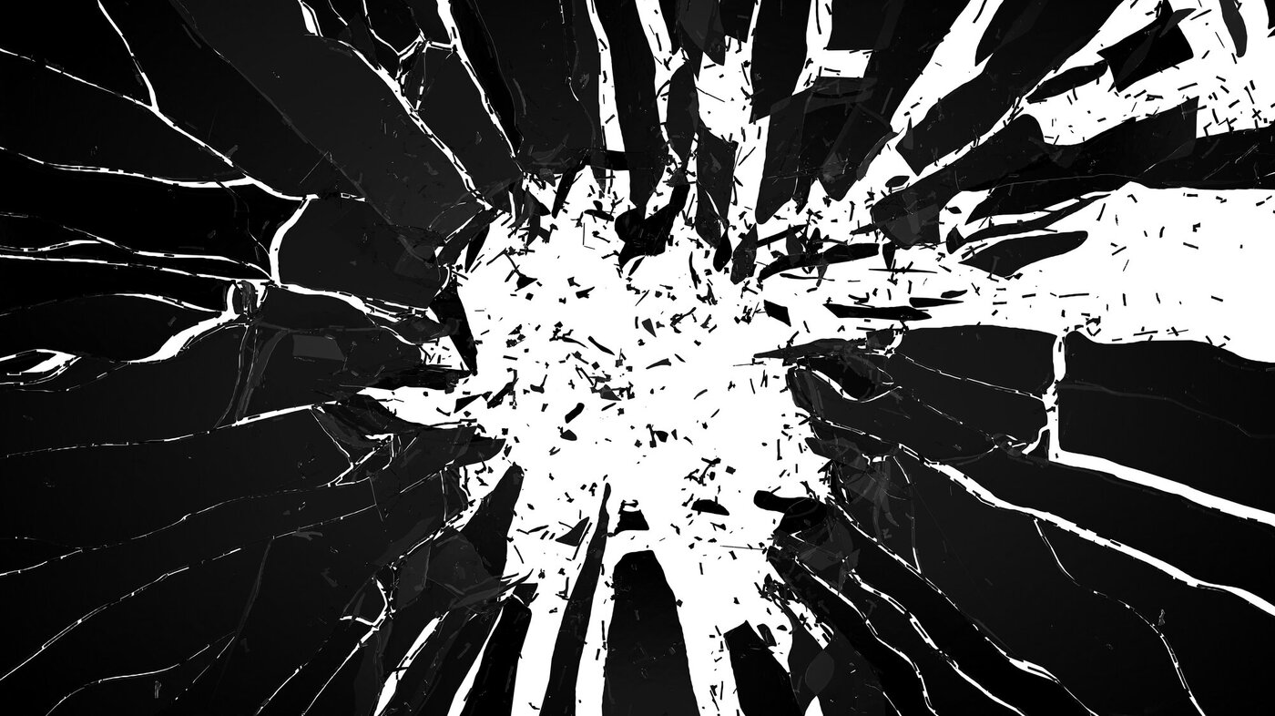Bildet viser en knust glassrute i sort-hvitt