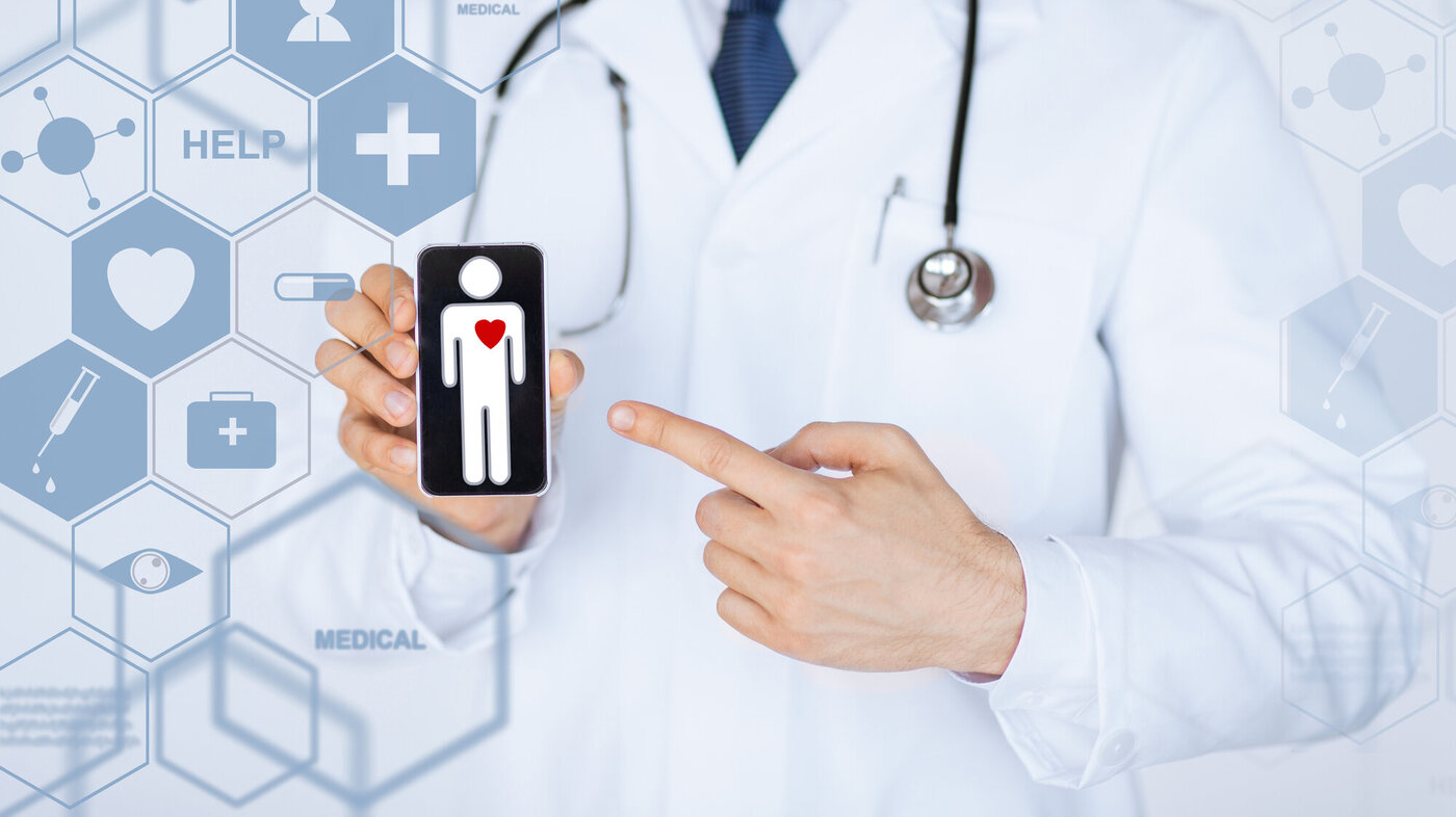 Bildet viser en lege som viser frem en helse-app på mobilen.