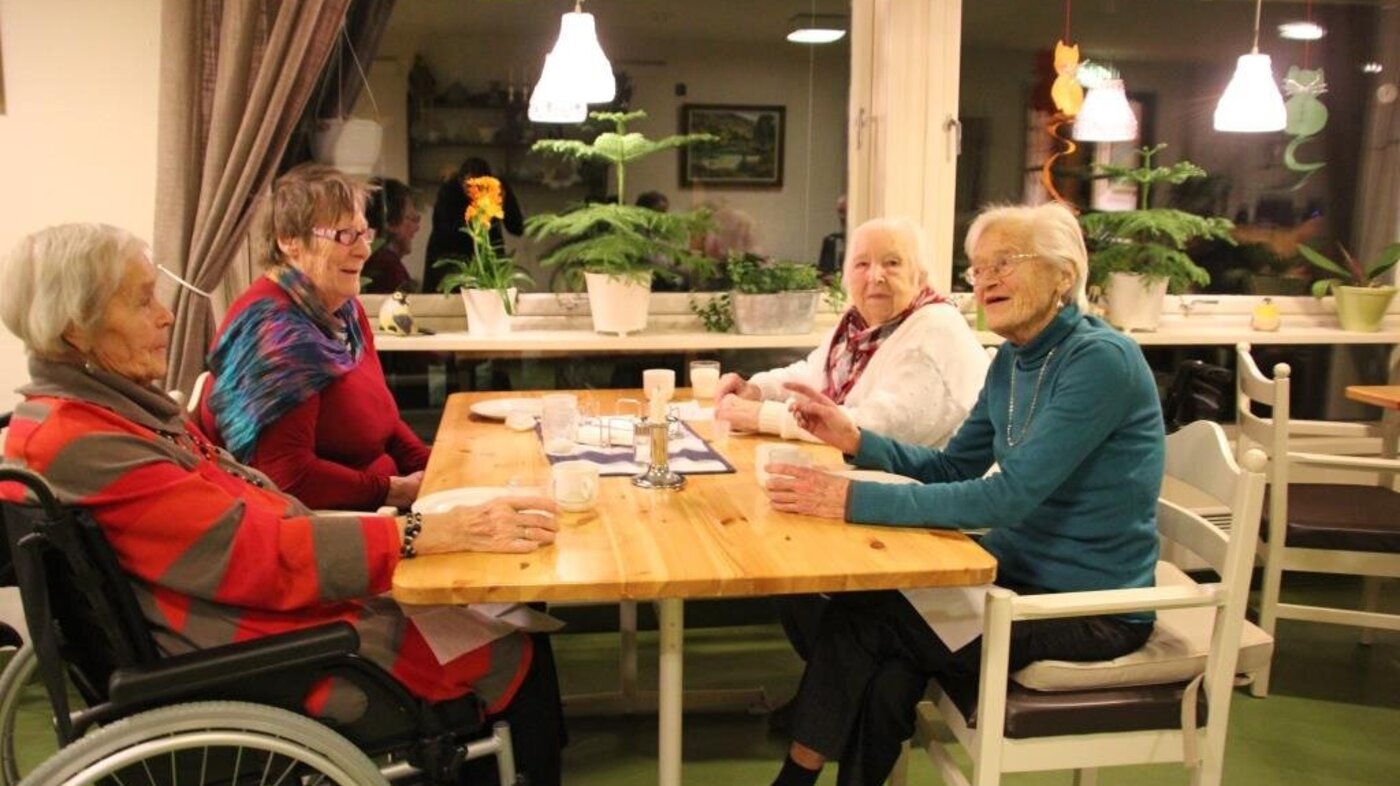 Damer rundt middagsbord Damer rundt middagsbord