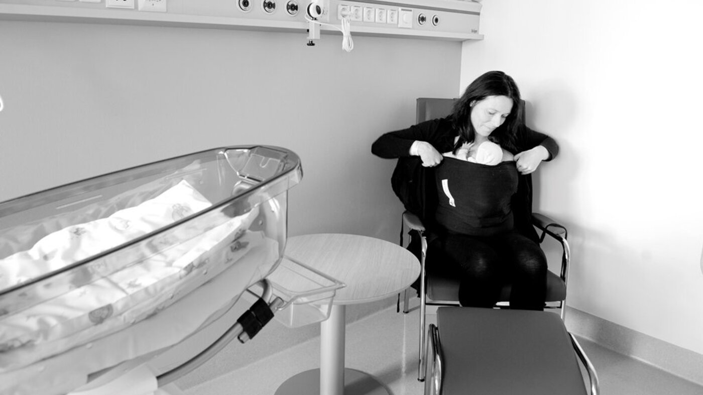 Kvinne med nyfødt barn på sykehus