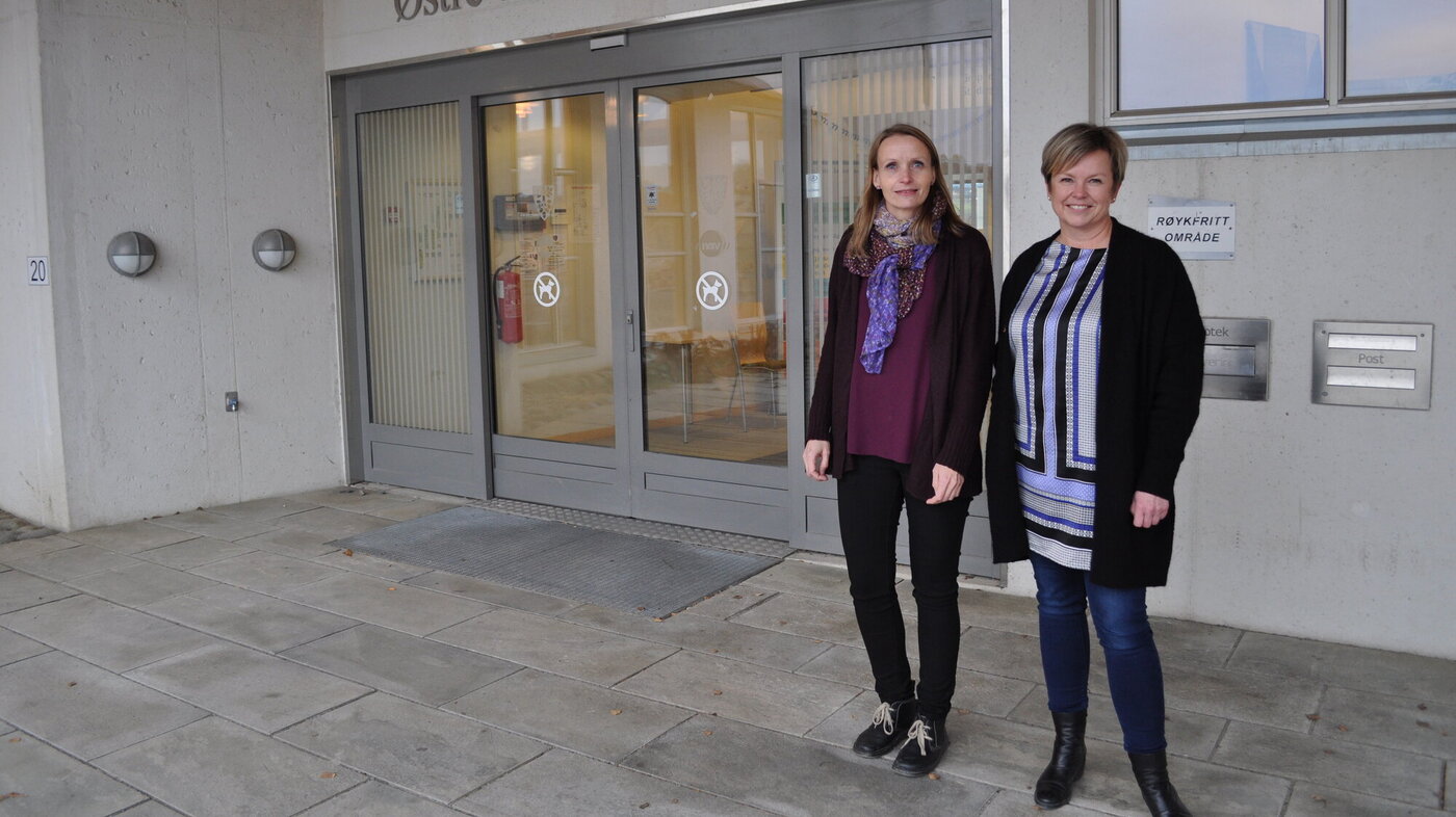 Guri Bråthen og Lene Melbye foran Østre Totens rådhus, som nå er Bråthens nye arbeidsplass