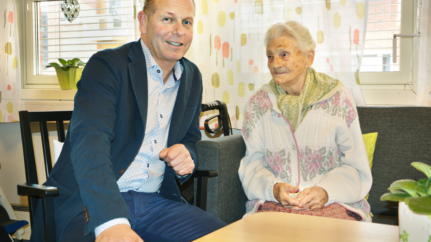 Sykehjemsleder Arnfinn Gisleberg og pasient på Lørenskog sykehjem 