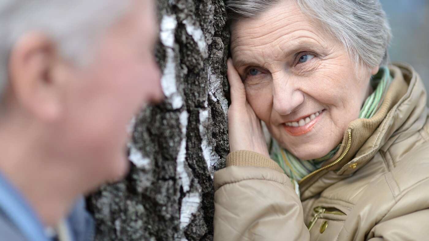 En eldre kvinne som ser gald og fornøyd på sin Kjæreste