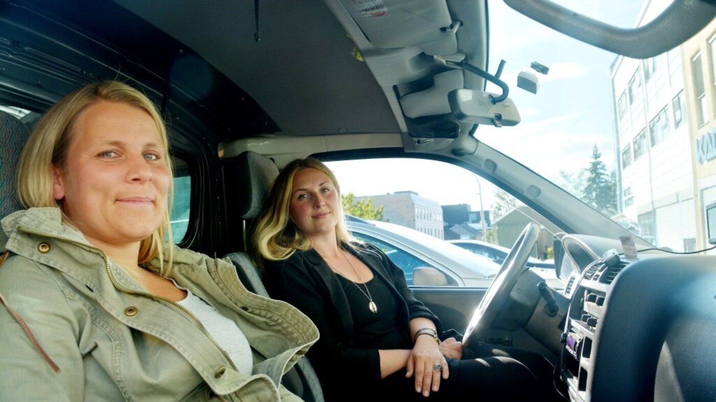 Bildet viser Anne Grete Otnes og Lene Karlsen i en av bilene de skal bruke på reisen til Hella.