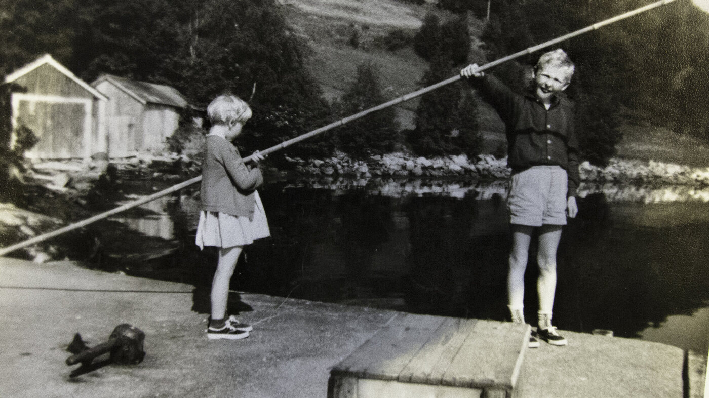 Bildet viser Anders Folkestad som barn når han fisker med yngre søster.