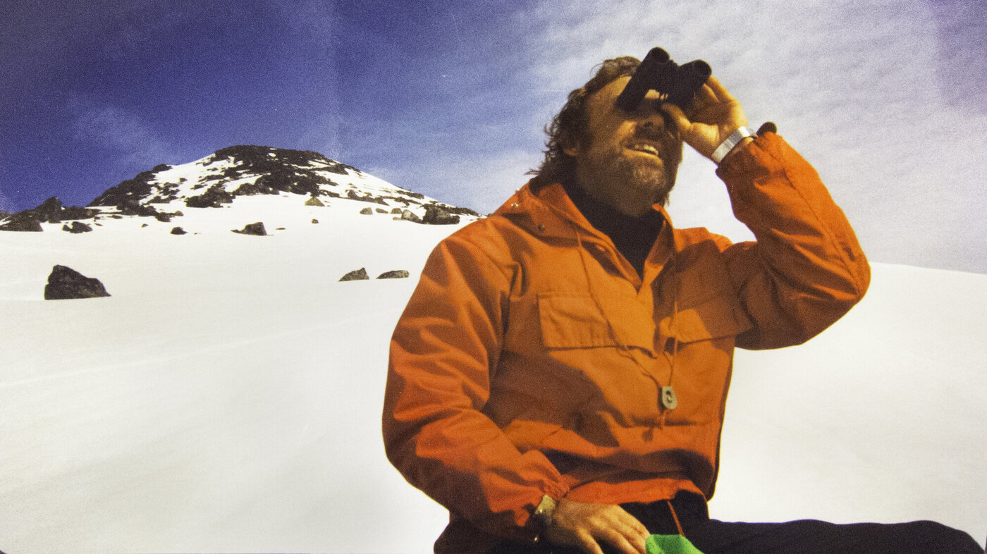 Bildet viser Anders Folkestad i anorakk på snedekt fjell.