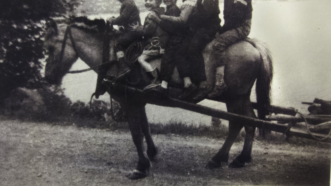 Bildet viser Anders Folkestad som barn på ridetur