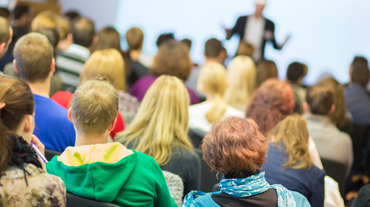 Forelesning med mange studenter