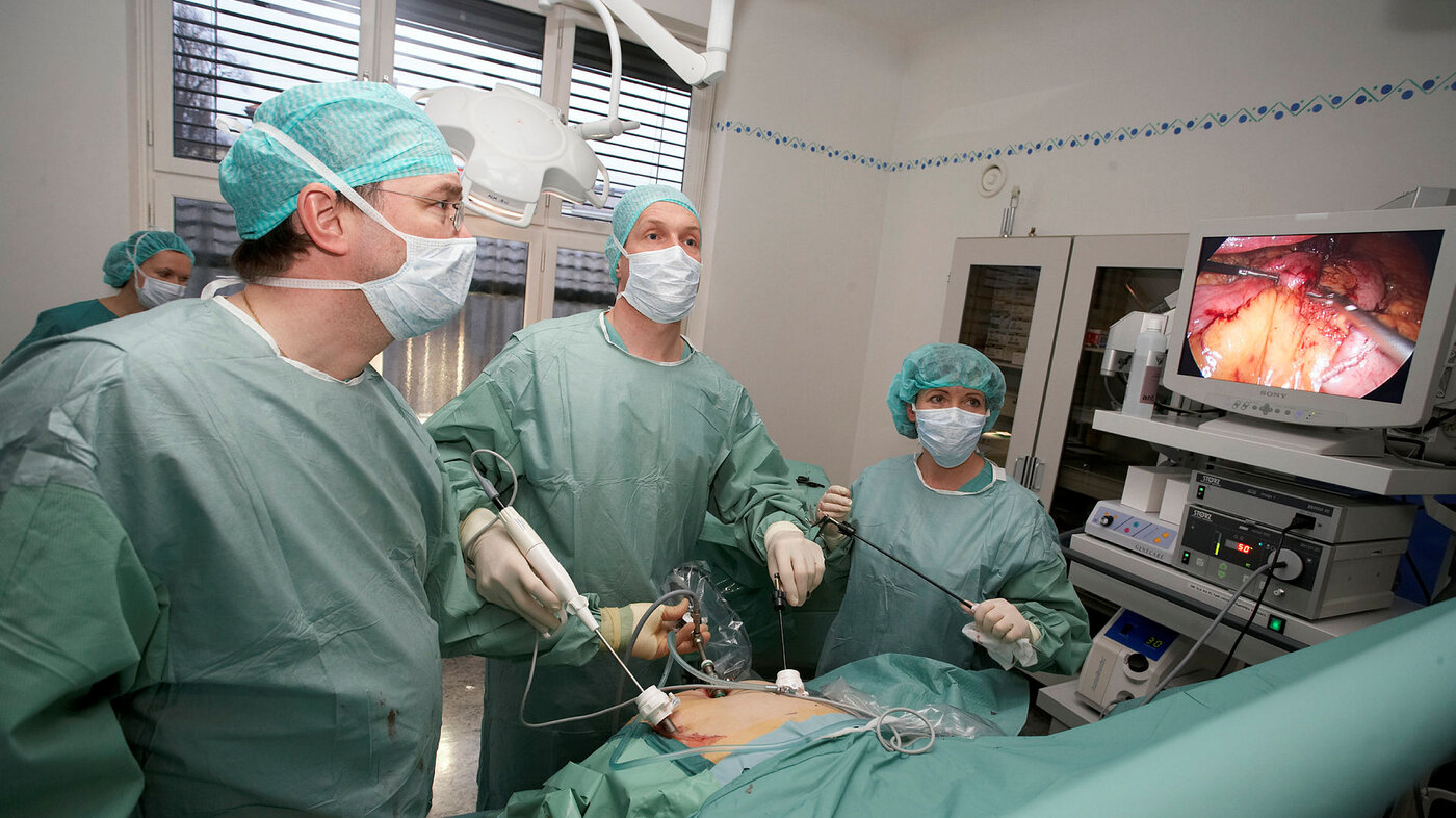 Fedmeoperasjon på Omniasykehuset, Røde Kors klinikk. Kirurg Hjørtur Gislason i midten.